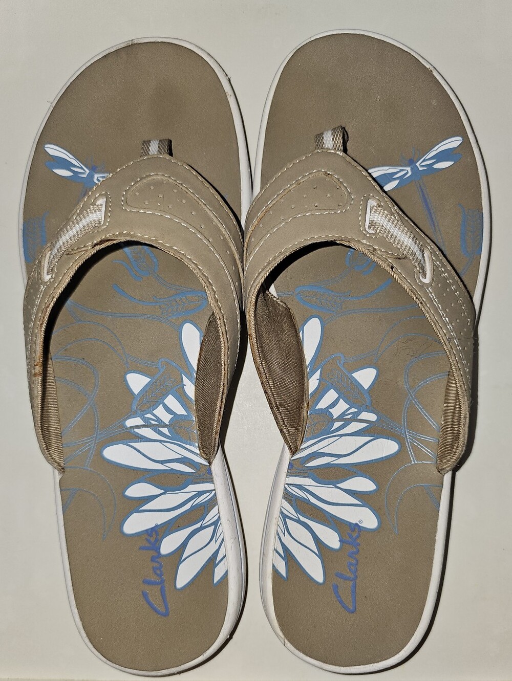 Clarks Size 9 Breeze Sea Sandals Women's Slip On Thong Taupe Floral Dragonfly